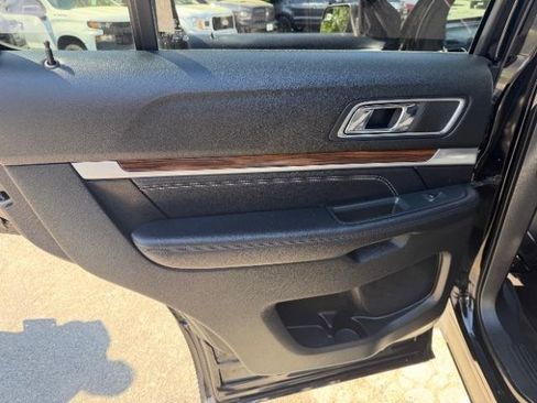 Used 2018 Ford Explorer Limited image 29