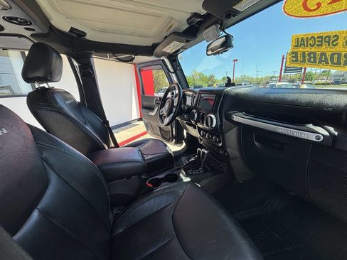 Used 2015 Jeep Wrangler Unlimited Rubicon AWD/4WD image 21