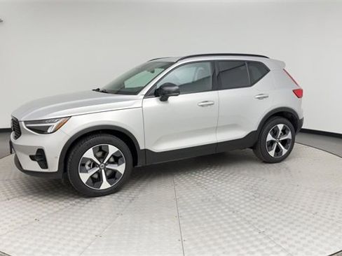 Certified 2025 Volvo XC40 B5 Plus image 6