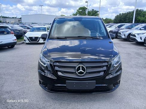 Used 2017 Mercedes-Benz Metris Passenger image 3