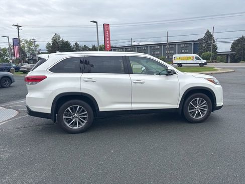 Used 2019 Toyota Highlander XLE AWD/4WD image 8