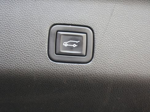 Used 2023 GMC Yukon Denali image 12