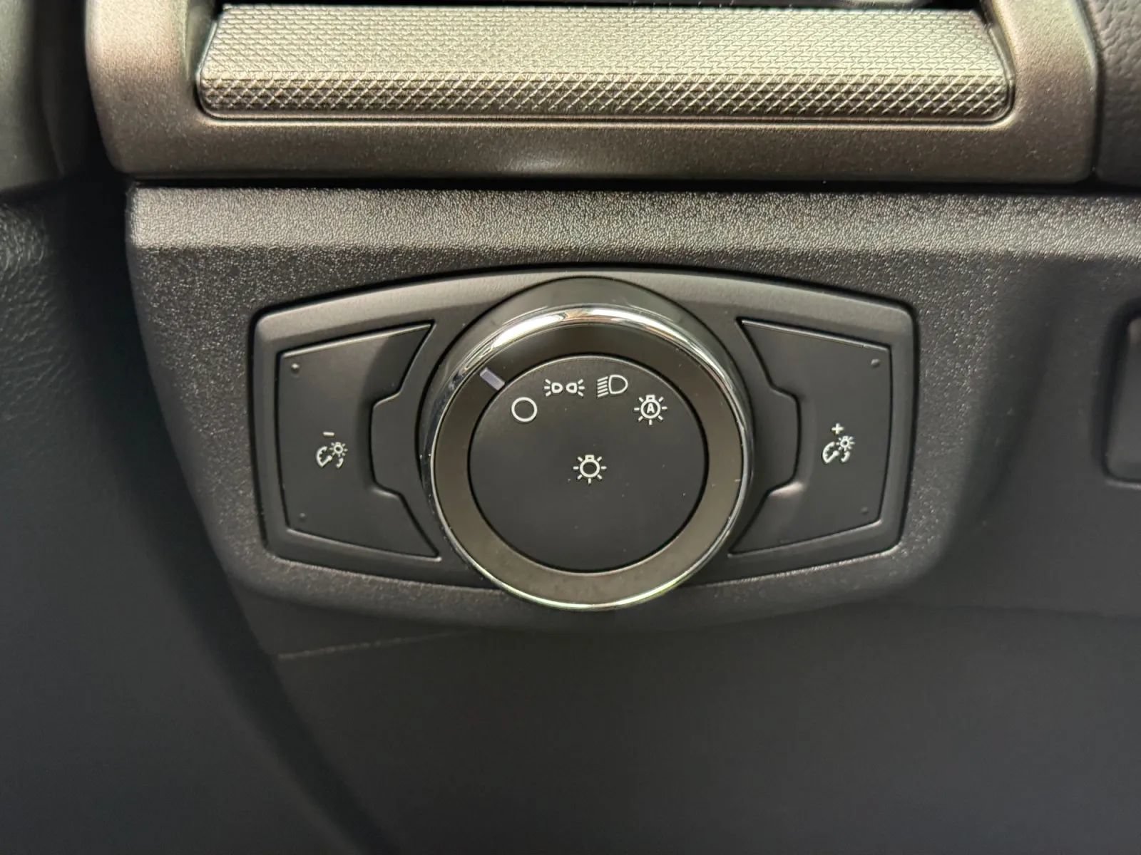Used 2020 Ford Fusion SE FWD image 39