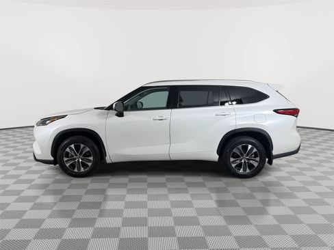 Used 2021 Toyota Highlander XLE AWD/4WD image 5