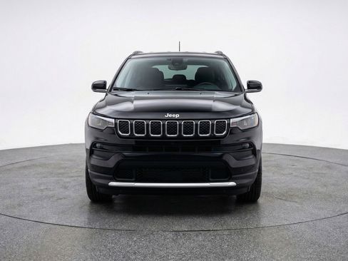 Used 2025 Jeep Compass Latitude AWD/4WD image 2