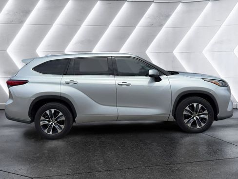 Used 2020 Toyota Highlander XLE FWD image 8
