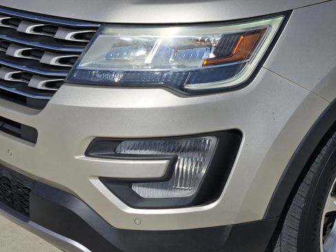 Used 2017 Ford Explorer XLT w/ Equipment Group 202A FWD image 10