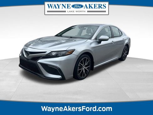 Used 2024 Toyota Camry SE image 1