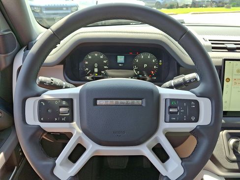 Used 2025 Land Rover Defender 110 S image 6