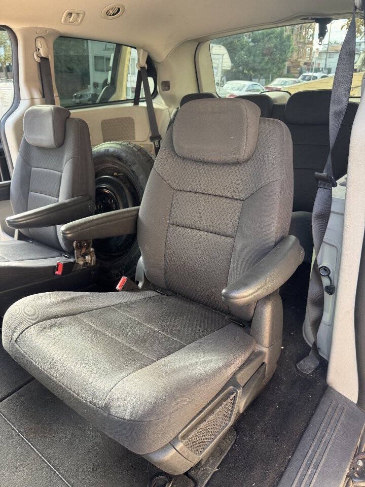 Used 2010 Dodge Grand Caravan SE w/ Climate Group FWD image 34