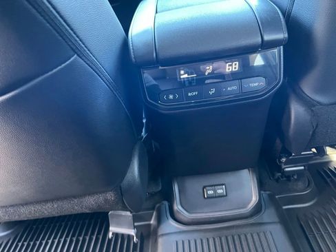 Used 2024 Toyota Highlander XLE AWD/4WD image 23