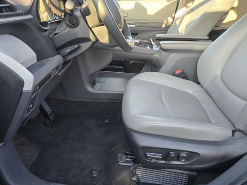 Used 2024 Toyota Sienna XLE image 14
