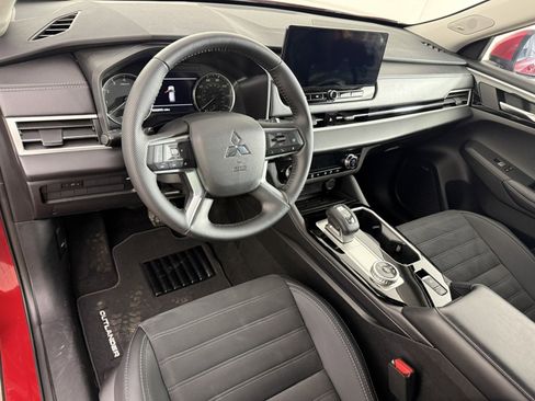 Used 2025 Mitsubishi Outlander SE image 17