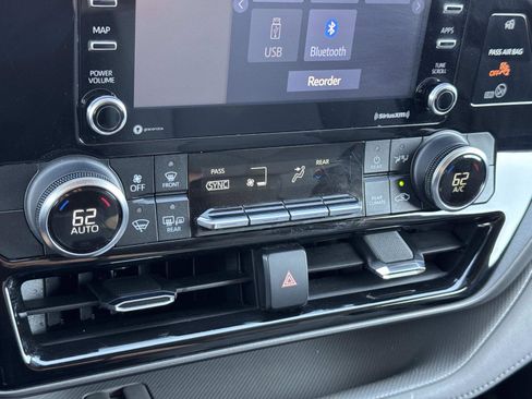 Used 2021 Toyota Highlander L image 14