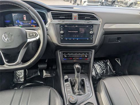 Used 2023 Volkswagen Tiguan SE w/ Panoramic Sunroof Package image 18