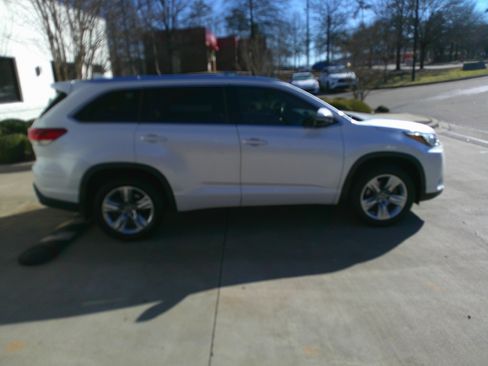 Used 2019 Toyota Highlander Limited image 14