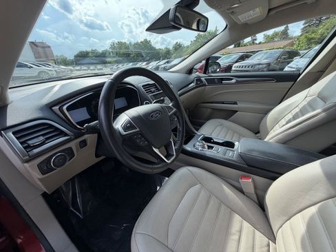 Used 2017 Ford Fusion SE w/ Fusion SE Technology Package FWD image 10
