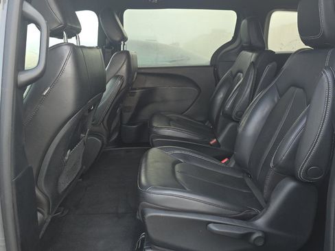 Used 2023 Chrysler Pacifica Touring-L w/ S Appearance Package image 10