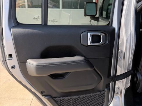 Used 2020 Jeep Gladiator Overland AWD/4WD image 21