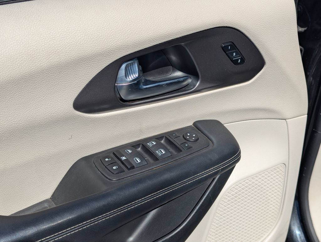 Used 2023 Chrysler Pacifica Touring-L FWD image 17