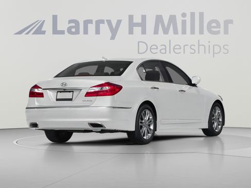 Used 2013 Hyundai Genesis 3.8 w/ Technology Pkg RWD image 2