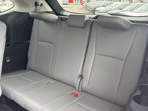 Used 2020 Toyota Highlander XLE image 14