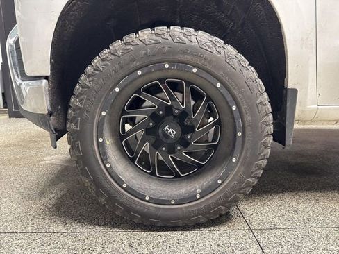 Used 2019 Chevrolet Silverado 1500 LT w/ Convenience Package image 3