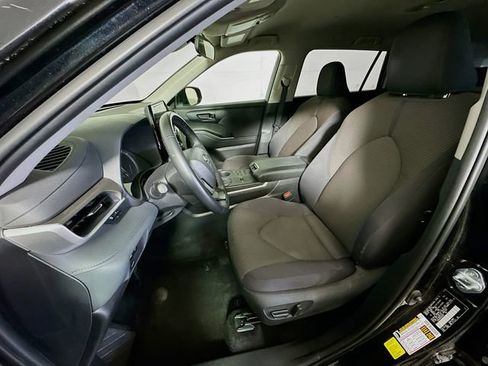 Certified 2025 Toyota Highlander LE FWD image 12