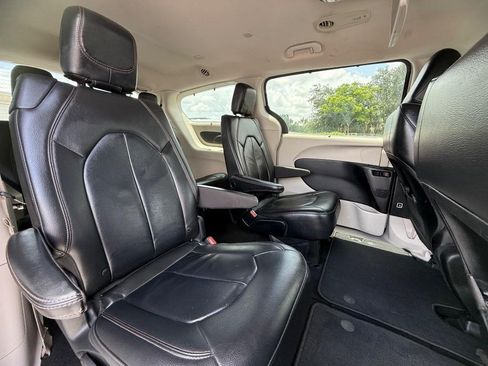 Used 2017 Chrysler Pacifica Touring-L FWD image 25