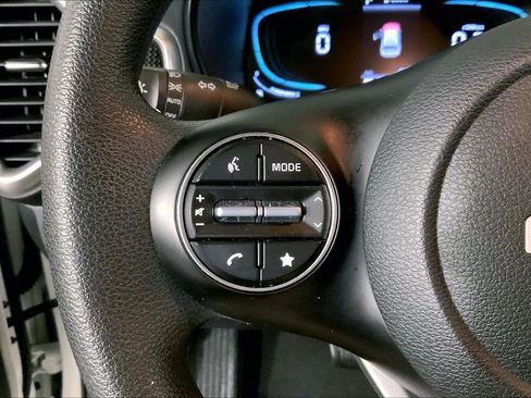 Certified 2025 Kia Soul LX w/ LX Technology Package FWD image 18