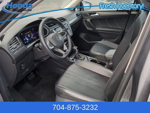 Used 2023 Volkswagen Tiguan SE w/ Panoramic Sunroof Package image 12