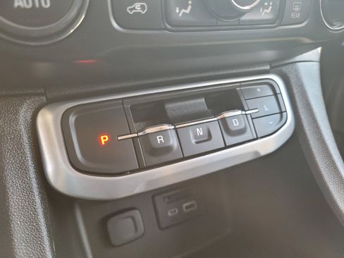 Used 2022 GMC Acadia SLT w/ Technology Package FWD image 16