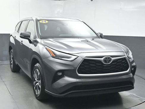 Used 2024 Toyota Highlander XLE FWD image 2