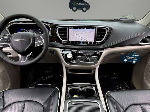 Used 2023 Chrysler Pacifica Limited FWD image 7