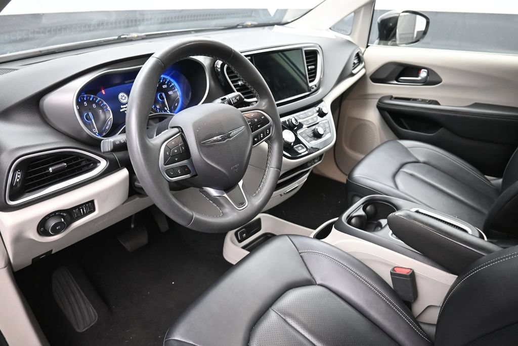 Used 2024 Chrysler Pacifica Touring-L FWD image 19
