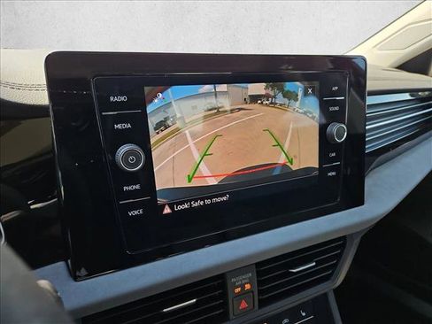 Used 2025 Volkswagen Jetta SE FWD image 13