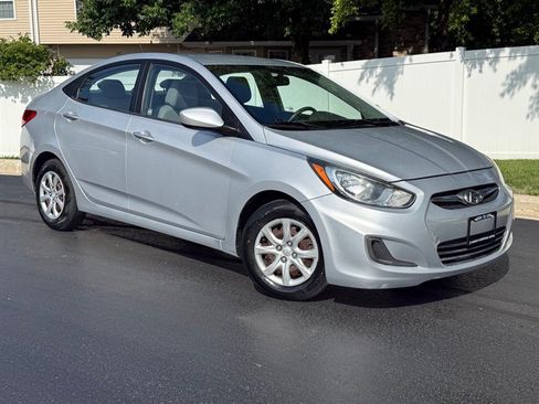 Used 2012 Hyundai Accent GLS FWD image 2