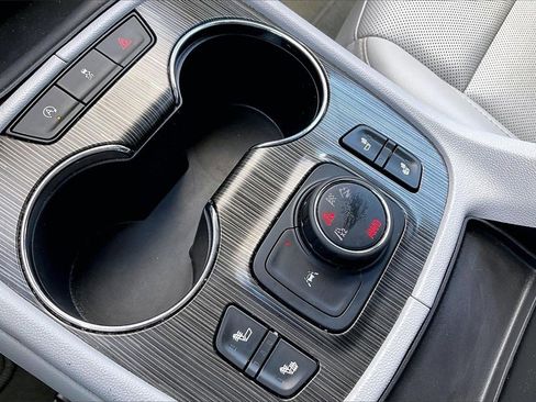 Used 2023 GMC Acadia SLT image 24