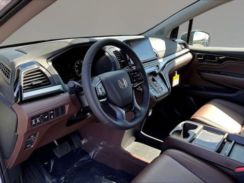 New 2026 Honda Odyssey Touring image 7