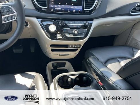 Used 2023 Chrysler Pacifica Touring-L image 16