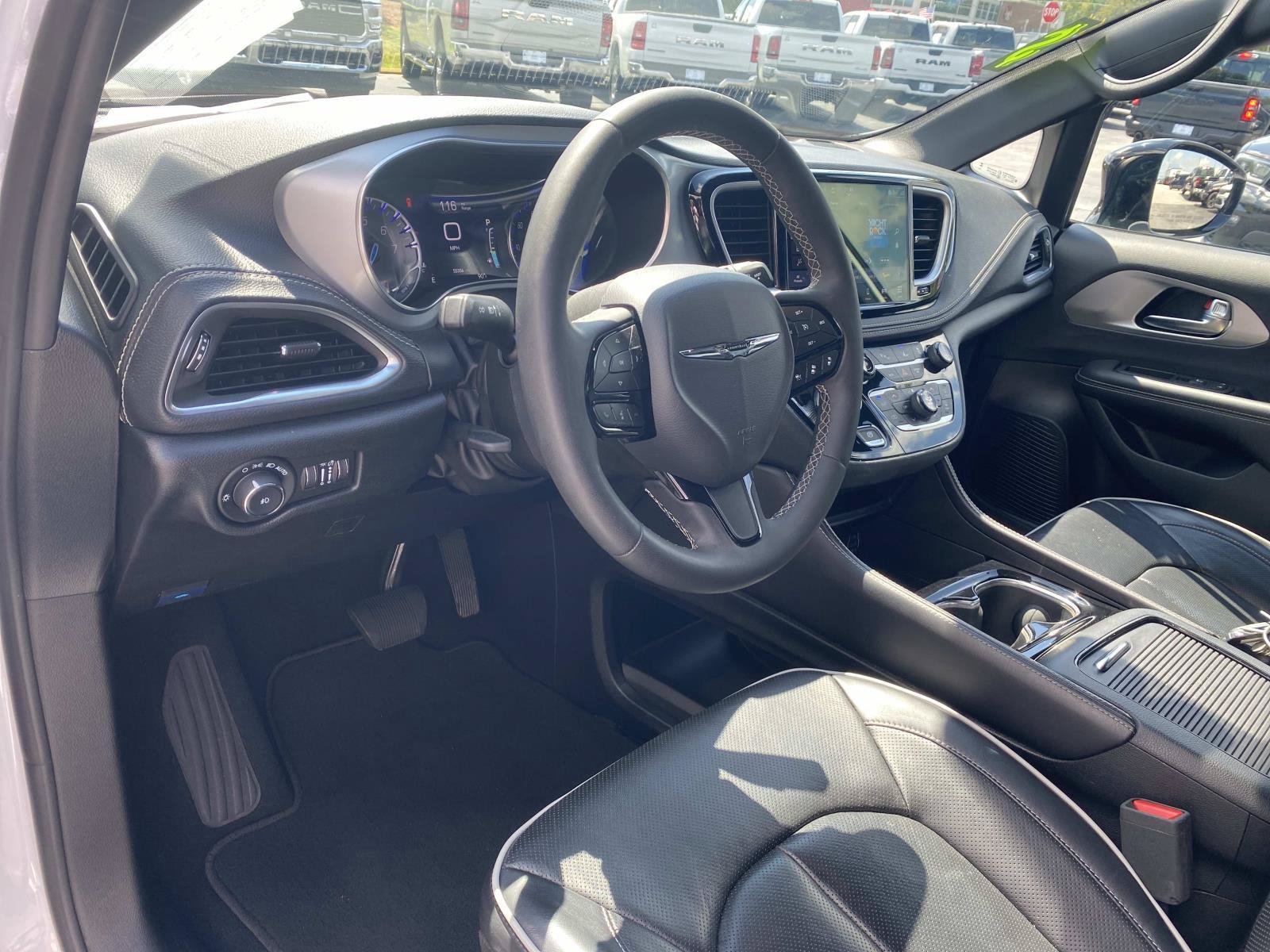 Used 2025 Chrysler Pacifica Limited FWD image 25