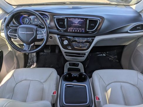 Used 2019 Chrysler Pacifica Touring-L Plus FWD image 17