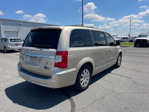 Used 2013 Chrysler Town & Country Touring FWD image 5