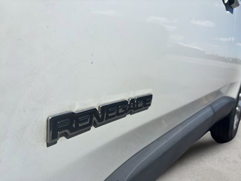 Used 2017 Jeep Renegade Latitude AWD/4WD image 10