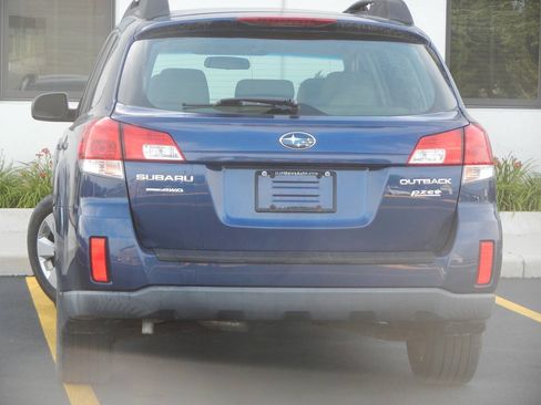 Used 2011 Subaru Outback 2.5i Premium w/ All-Weather Pkg AWD/4WD image 13