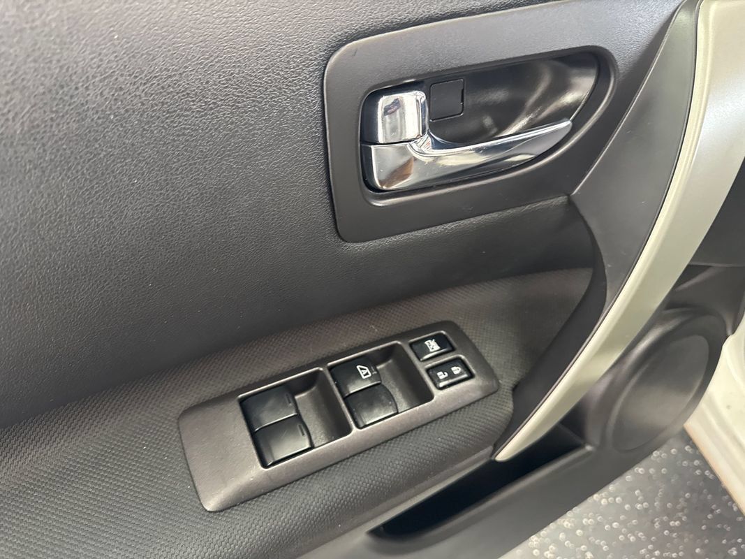 Used 2013 Nissan Rogue SV w/ Premium Pkg AWD/4WD image 10