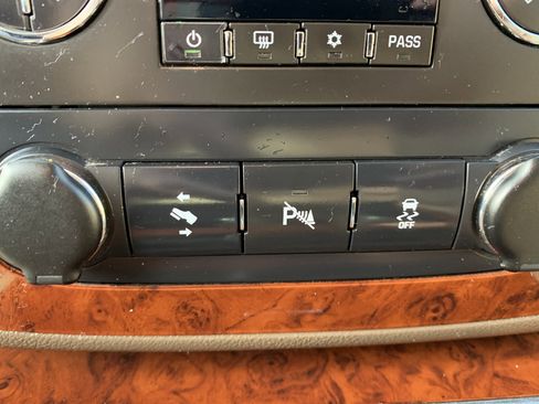 Used 2012 Chevrolet Avalanche LTZ image 26