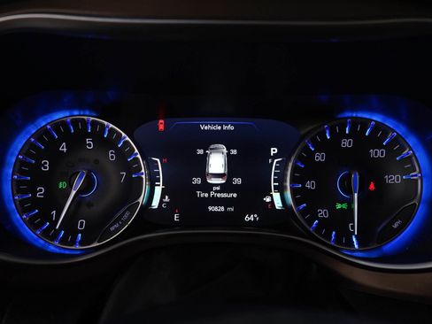 Used 2018 Chrysler Pacifica Touring-L Plus w/ Tire & Wheel Group FWD image 27