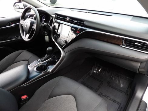 Used 2018 Toyota Camry LE image 14