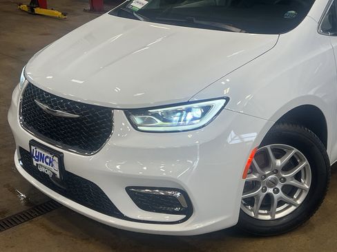 Used 2023 Chrysler Pacifica Touring-L FWD image 8
